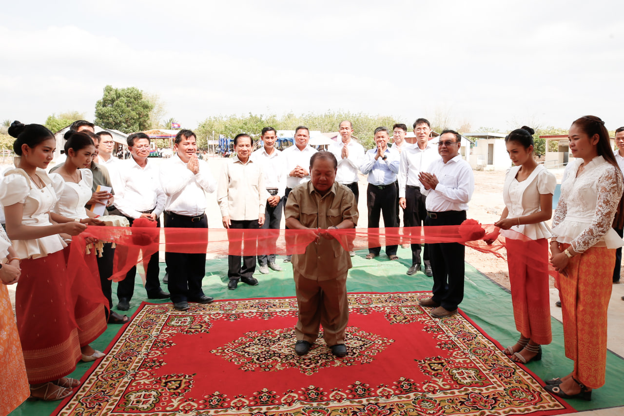 អគារសិក្សាដ៏ស្រស់ស្អាតមួយខ្នងបានប្រគល់ជូនសាលាបឋមសិក្សាអូរទឹកថ្លា ក្នុងខេត្តកំពង់ធំ