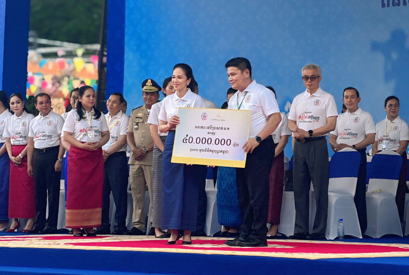 ធនាគារ ខេប៊ីប្រាសាក់ បរិច្ចាគថវិកា 40 លានរៀល ជូន មូលនិធិគន្ធបុប្ផាកម្ពុជា