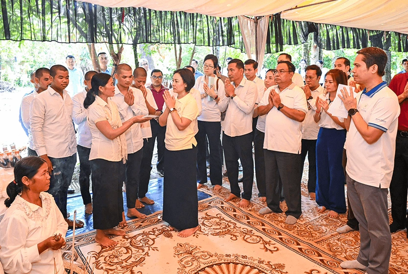 KB PRASAC Bank Accompanies Lok Chumteav Dr. CHEA Serey, Governor of the National Bank of Cambodia, to Visit Wounded Soldiers and Families of Fallen Soldiers