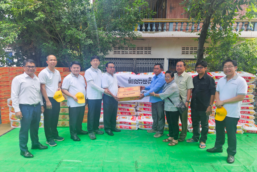 Chairman of the Board of Directors and Management of KB PRASAC Bank visit refugees and meet with branch staff along the Cambodia-Thailand border